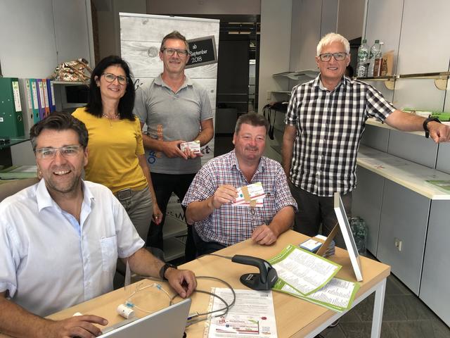 Die Gutscheinaktion in Bad Vöslau ist erfolgreich angelaufen. Bis 18. Juli werden sie noch im Ex-Schuhgeschäft Hochleitner ausgegeben. Im Bild das Team vom Freitag, dem 3. Juli, im Hintergrund Vöwi-Obmann und Initiator Andreas Freisinger.