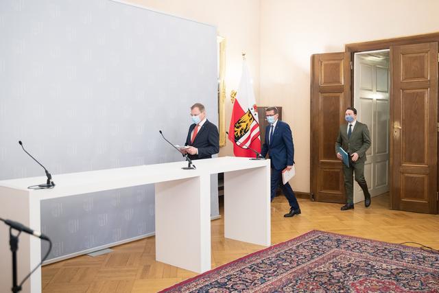 Auch die Mitglieder der oberösterreichischen Landesregierung werden wohl künftig wieder mit Maske auftreten.