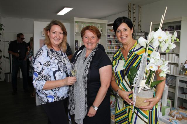 Patricia Outland und Karin Pircher mit Bürgermeisterin Andrea Pabinger.