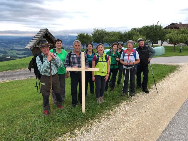 Die Wallfahrer sind in der Nacht auf der Saualpe unterwegs und beten für den Frieden.