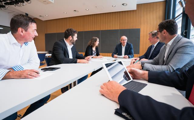 Die Tiroler Volkspartei mit den Landecker Bezirksvertretern startete im Rahmen einer Arbeitsklausur gemeinsam mit Landesgeschäftsführer Martin Malaun offensiv in den Sommer. | Foto: Tiroler VP/Angerer