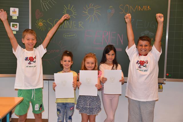 Hoch die Hände Wochenende? Na fast zumindest. Die Freude auf die Ferien ist jedenfalls riesig. Und auch auf das Zeugnis. Hier Thomas, Lea, Eva-Maria, Marie und Armin, für die Mädels ist es das erste Zeugnis. Bravo!