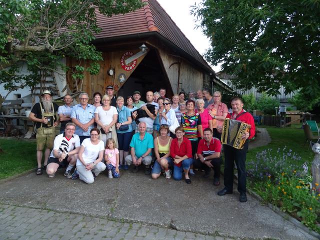 Hinten Horst Hausensteiner senior, Werner Wildzeiss, Eduard Scharka, Gerlinde Müller, Christine Scharka, Johann Hellmann, Maria Schweikert, Maria Müllner, Johann Schrödl, Horst Hausensteiner junior, Marianne Sablitzky, Erich Schock, Maria Rumpler, Renate Schubert, Maria Schock, Anita Wessely, Helga Tritremmel, Helmut Pauer, Elfriede Schneider, Marlies Pauer, Johann Schneider, Waltraud Schuh, Johann Pehm, Marlene Gmeiner und Maria Schuster, vorne Werner und Karla Schöll, Isabella Scharka, Ernst-Anton Hihlik, Alexandra Degendorfer, Evelin Mittermann, Robert und Josef Tritremmel.