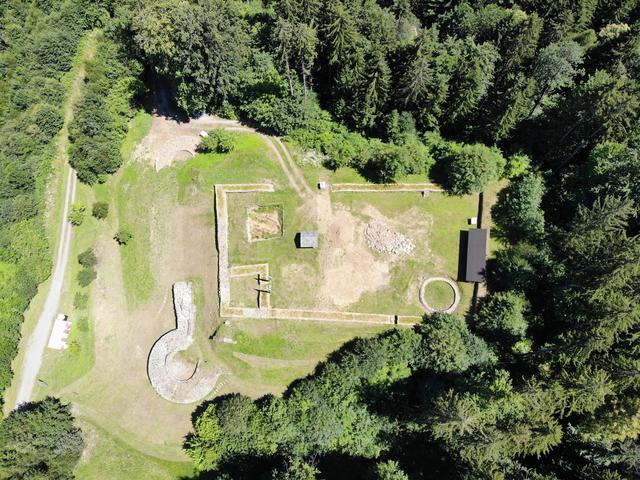 Direkt von oben gesehen kann man die Umrisse der Ehemaligen Hauptburg deutlich erkennen...