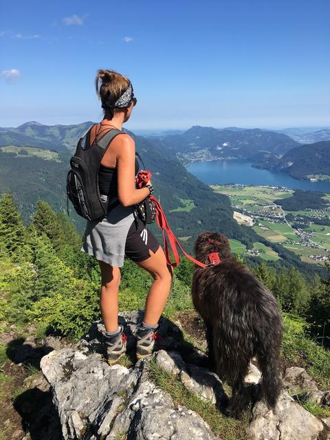 Petra Hellinger und ihr neuer Weggefährte Berti. | Foto: Hellinger