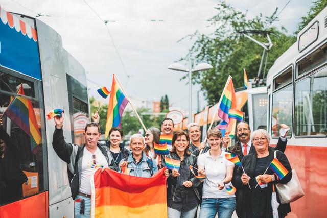 Bis 8. Juli sind die Straßenbahnen in Wien mit den Regenbogenfahnen unterwegs.
