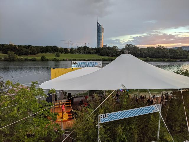Lauschig wird es abends auf der mit einem Segel überdachten Freiluftbühne.