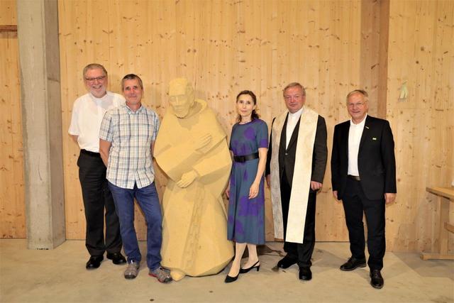 Im Atelier von Johann Paar wurde die neue Statue geweiht: Rainer Parzmair, Johann Paar, Roswitha Dautermann, Friedrich Weingartmann, Josef Ober (v.l.). | Foto: Schleich
