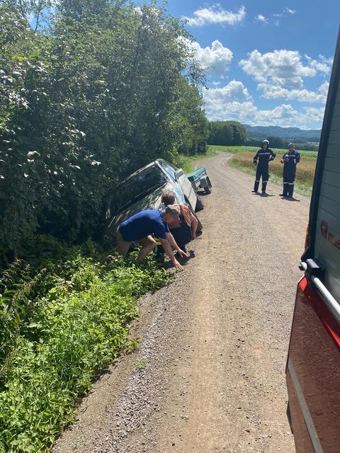 Schräg: Auto rutschte rechts in den Graben.