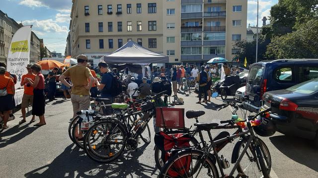 Protestveranstaltung am Hannovermarkt: Vor Ort forderte die Bürgerinitiative "die 20er*innen" eine Verkehrsberuhigung und eine Mobilitätswende.