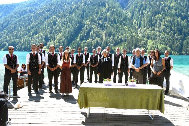 Am Weißensee mit dabei: Pfarrerin Andrea Mattioli, Landtagspräsident Reinhard Rohr, Naturpark Vorsitzender Franz Schier (Weißensee), Chorleiterin Katrin Winkler,  Petra Kranabether und viele mehr. | Foto: Jakob Steiner