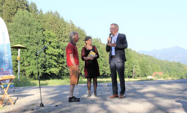Projektleiter Gerhard Leeb mit Künstlerin Barbara Ambrusch-Rapp und CarinthiJa2020-Kurator Peter Fritz
 | Foto: Marcel Ambrusch