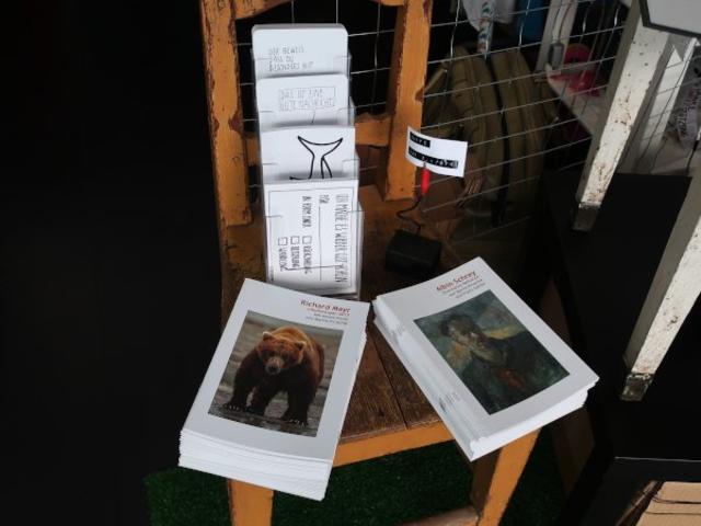 Die Booklets zu Richard Mayr (links) und Albin Schrey, darüber Cartoon-Postkarten von Kerstin Feirer