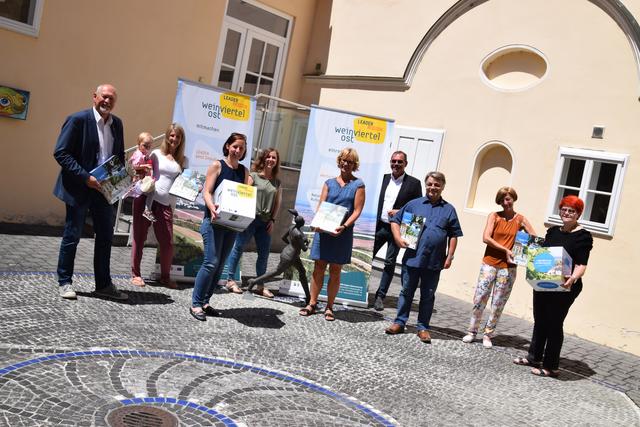 Die ersten Zuzügler-Mappen wurden in Ernstbrunn von Bürgermeister Horst Gangl (1.v.li.), LEADER-Geschäftsführerin Christine Filipp (3.v.li.), Projektleiterin Bianca Christenheit (4.v.li.) und LEADER-Obmann Kurt Jantschitsch (4.v.re.) an die Neubürgerinnen und Neubürger übergeben. | Foto: Sandra Schütz