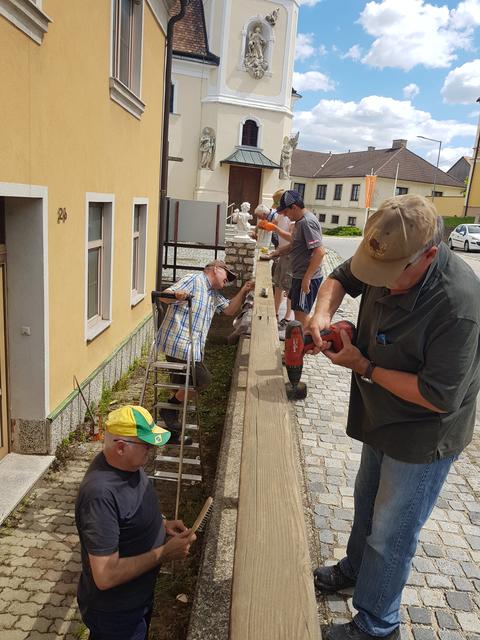 Freiwillige Helfer halfen bei der Sanierung des Geländers an der Kirchenstraße
(Johann Staribacher, Matthias Böck, Erwin Bauersima, Thomas Schirxl-Staribacher, Josef Schöfmann, Johann Faulhuber). | Foto: Staribacher
