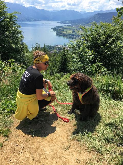 Petra Hellinger und ihr neuer Weggefährte Berti. | Foto: Hellinger