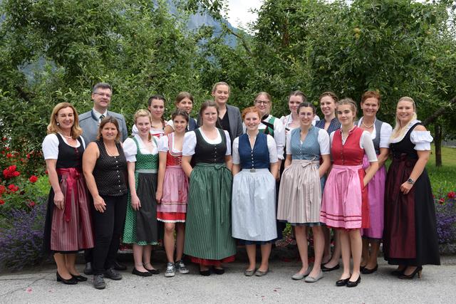 Das sind die neuen diplomierten Käsekennerinnen – im Bild mit den Mitgliedern der Prüfungskommission.
