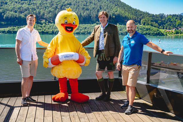 Andreas Kristan (Vorstandsvorsitzender TVB St. Kanzian am Klopeiner See), das Regionsmaskottchen Ente "Elsa" , Josef Petritsch (Spartenobmann Tourismus und Freizeitwirtschaft WKK) und Robert Karlhofer (Geschäftsführer Tourismusregion Klopeiner See – Südkärnten) | Foto: MK Media