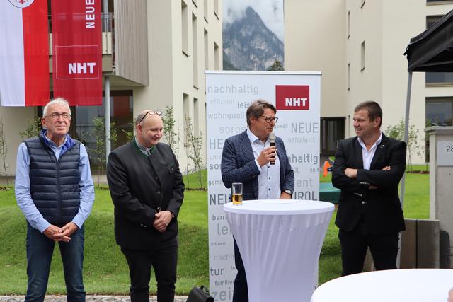 Stadtrat Herbert Mayer, Dekan Martin Komarek, NHT Geschäftsführer Hannes Gschwentner und Vizebürgermeister der Stadt Landeck Thomas Hittler bei der Schlüsselübergabe.