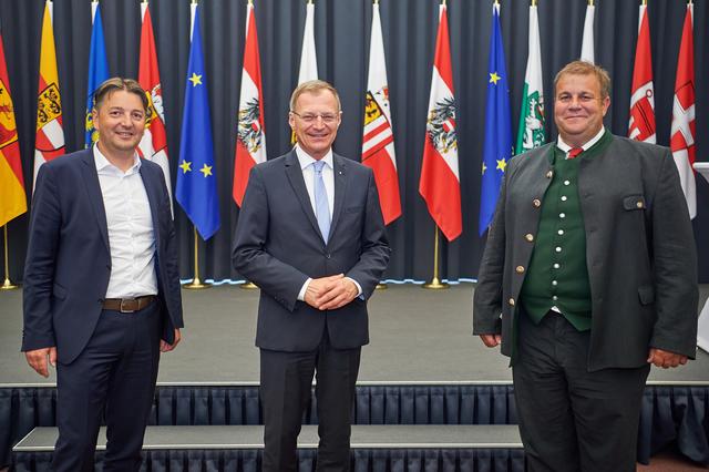 Georg Gattringer (l.) und Norbert Heller (r.), die beiden "neuen" Bürgermeister im Bezirk Braunau, besuchten Oberösterreichs Landeshauptmann Thomas Stelzer (m.).