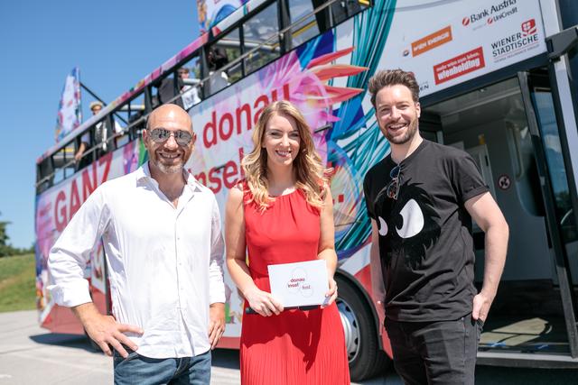 Das Moderatorentrio vor dem Donauinselfest-Truck: Roman Gregory, Juliane Ahrer und Peter Schreiber (v.l.).