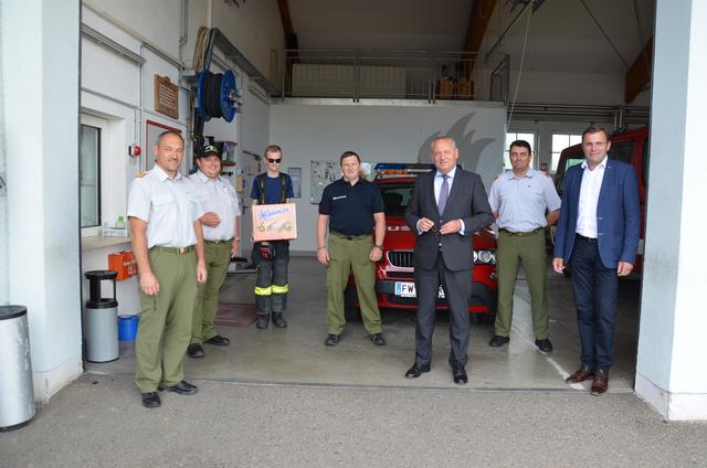Landtagspräsident Wolfgang Stanek und Landtagsabgeordneter Georg Ecker statteten den ehrenamtlichen Funktionären der Freiwilligen Feuerwehr ...