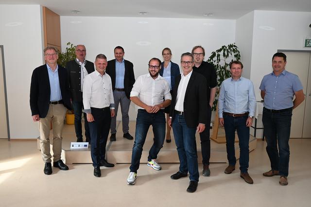Loteten im WasserCluster Lunz die Chancen für den Tourismus in der Region aus: Ybbstaler Alpen-Obmann Bürgermeister Friedrich Fahrnberger, Bürgermeister Gerhard Lueger (Ybbsitz), Eisenstraße-Obmann Nationalratsabgeordneter Andreas Hanger, Mostviertel Tourismus-Geschäftsführer Andreas Purt, Initiator Geschäftsführer Joachim Mayr (Lunz Dorf GmbH), Bürgermeisterin Manuela Zebenholzer (Hollenstein), Bürgermeister Josef Schachner (Lunz am See), Geschäftsführer Heinz Glatzl (Lunz Dorf GmbH), Referent Richard Bauer sowie Ybbstaler Alpen-Geschäftsführer Herbert Zebenholzer