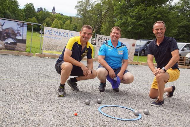 Sportverein Haslach Obmann Markus Gutenberger, Petanque-Sektionsobmann Andreas Priesner und Haslachs Bürgermeister Dominik Reisinger freuen sich über den neuen Boule-Platz in Haslach und erprobten ihn beim anschließenden Kennenlernturnier. | Foto: Helmut Eder