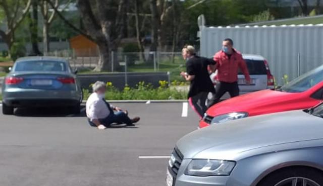 Beim unbekannten Täter handelt es sich um einen 25-35 Jahre alten Mann mit normaler Statur und dunklen Haaren. Bei der Begleitung handelt es sich um eine etwa gleichaltrige Frau, feste Statur, blonde Haare.