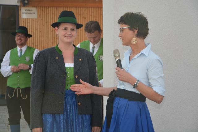 Schneiderin Andrea Sifkovits stellte die neue Tracht vor.