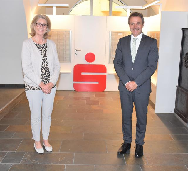 Marina Baldauf (Vorsitzende der Tiroler Hospiz-Gemeinschaft) und Vorstandsdirektor Helmut Rainer (Sparkasse Schwaz)  | Foto: Sparkasse Schwaz