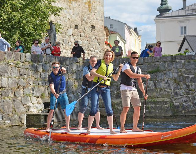 Von links: Stand-Up-Paddling-Profi Mario Schimpl, Stadtrat Clemens Poißl, Bürgermeisterin Elisabeth Teufer und Pro-Freistadt-Obmann Christoph Heumader.