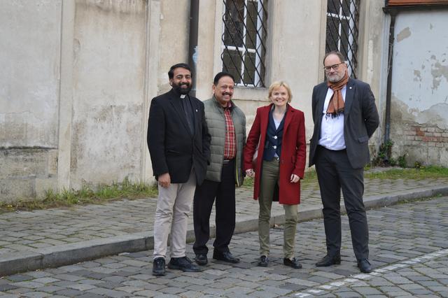 Oliver Schreiber, Silke Kobald, George Padickakudy, Sekretär der europäischen Glaubengemeinschaft und Pfarrer Joschi Vettikkattil (v.r.)