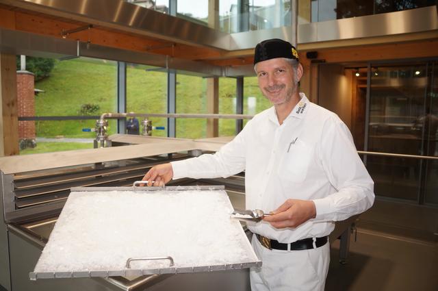 Pfannmeister Gernot Schuh ist für die Verwandlung der Sole aus dem Dürrnberg in Salz zuständig.