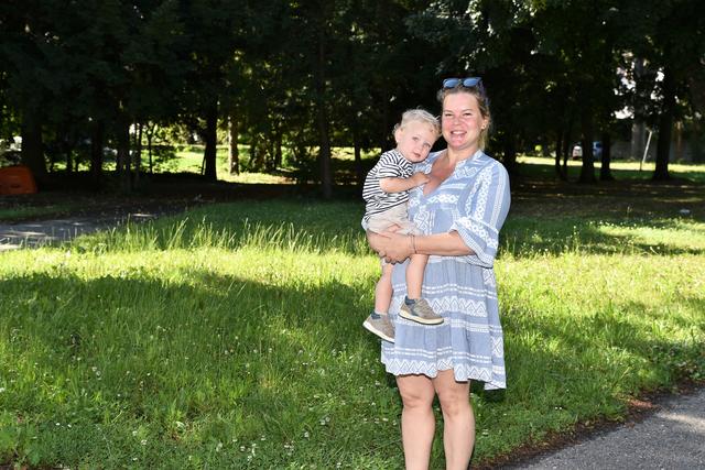 Der kleine Albert und seine Mutter Gabriela Pitour freuen sich schon sichtlich auf die kommende Umgestaltung des Areals