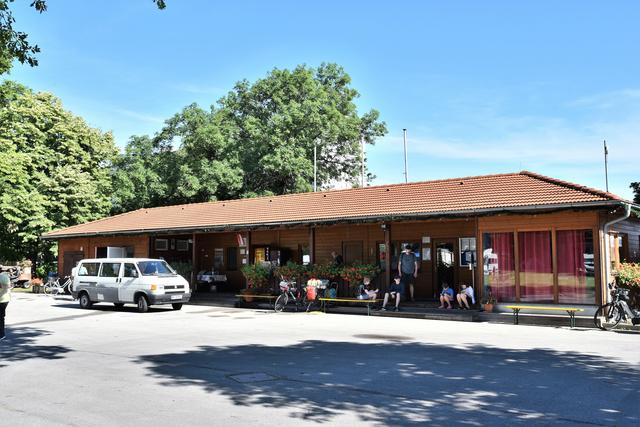 Aus diesem Haus, das momentan als Empfang dient könnte schon bald ein Restaurant werden - ein Pächter wird bereits gesucht.