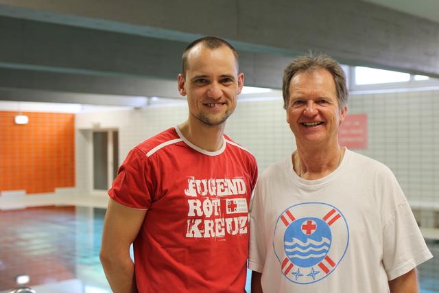 Rettungsschwimmlehrer wie Robert (l.) und Paul Schlader machen den Badespaß sicherer.  | Foto: OÖRK/Affenzeller