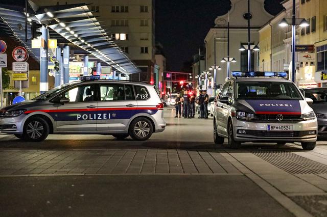 Zu später Stunde beendete die Polizei die lauten Feierlichkeiten auf der Straße.