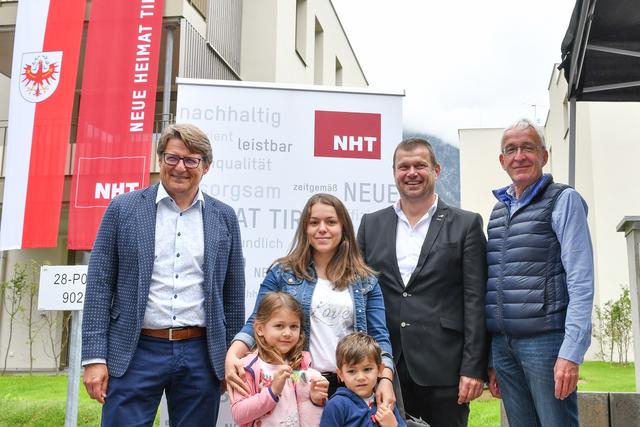 Weitere 30 neue Wohnungen wurden bei der neuen Südtiroler Siedlung in Perjen übergeben: Frau Yigit mit Zeynep und Hüseyin freut sich mit NHT-Geschäftsführer Hannes Gschwentner (li.), Vizebürgermeister Thomas Hittler und Stadrat Herbert Mayer (re.) auf das neue Zuhause.