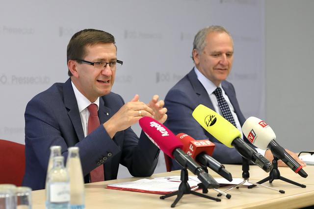 Wirtschaftslandesrat Markus Achleitner und Gerhard Straßer, Landesgeschäftsführer des AMS OÖ, informierten am 6. Juli 2020 über die aktuelle Situation am Arbeitsmarkt in Oberösterreich. Derzeit wird ein 3-Stufen-Plan erarbeitet. | Foto: Land OÖ/Vanessa Ehrengruber