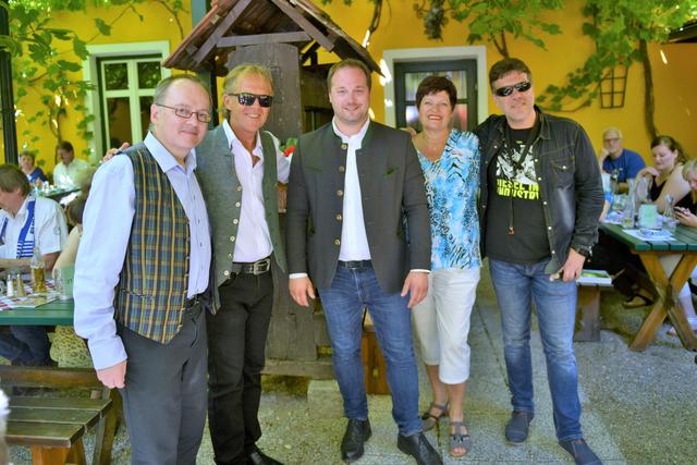 Ein bekennender Wienerlied-Fan: Bezirkschef Daniel Resch (Mitte) mit den "Sirtaki Schrammeln".