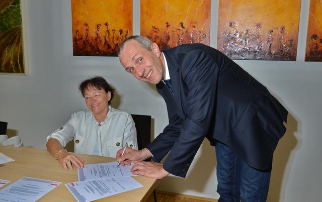 Bezirkshauptfrau Andrea Außerweger mit dem neuen Waldburger Bürgermeister Josef Eilmsteiner.