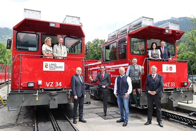 Am 3. Juli wurden die zwei neuen dieselelektrischen Lokomotiven der Schafbergbahn im Beisein der beiden Landeshauptleute von Oberösterreich und Salzburg, Thomas Stelzer und Wilfried Haslauer, dem Vorstandssprecher der Salzburg AG, Leonhard Schitter, und dem Bürgermeister von St. Wolfgang, Franz Eisl, offiziell auf die Namen „Land Oberösterreich“ und „Land Salzburg“ getauft. Die Segnung vollzog St. Wolfgangs Pfarrer Zbigniew Tomasz Klimek. | Foto: Salzburg AG.