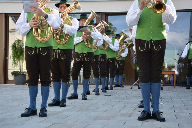 Markantes Merkmahl der Bad Blumauer Tracht sind die blauen Stutzen.