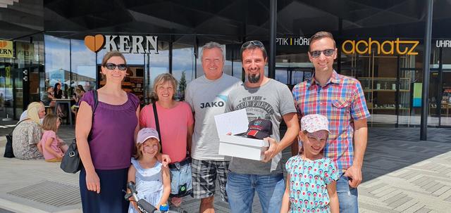 Glückliche Gewinner: Hildegard Winkler, Elisabeth Winkler, Anton Winkler, der Gewinner Robert Winkler, Harald Winkler und vorne Carina und Johanna Winkler. | Foto: Hatric