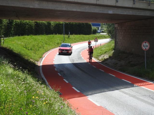 Die rot eingefärbten Mehrzweckstreifen in Gratkorn sollen für mehr Sicherheit für Radfahrer sorgen.