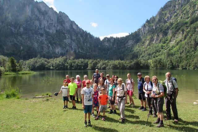 Bei herrlichem Wetter waren mehr als 30 junge und junggebliebene Teilnehmer des Alpenvereins Enns im Salzkammergut unterwegs.