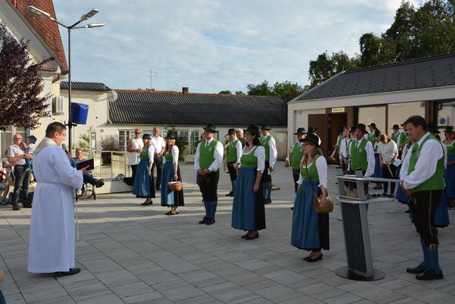 Die Segensfeier für die Musiker in neuer Tracht nahm Pfarrer Mathias Travka vor.