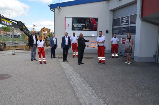 ... und des Roten Kreuzes einen Besuch ab und bedanken sich für ihren tatkräftigen Einsatz.