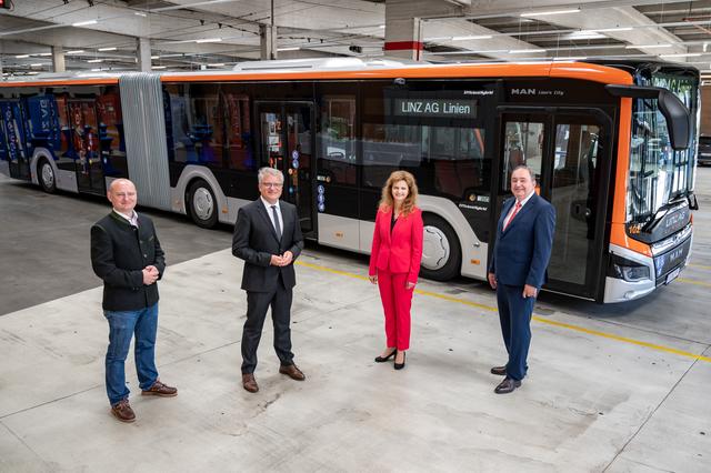 von links: Vizebürgermeister Markus Hein, Bürgermeister Klaus Luger, Linz AG Vorstandsdirektorin Jutta Rinner und Linz AG Generaldirektor Erich Haider präsentierten am 6. Juli 2020 die neuen Busse der Linz AG Linien. | Foto: LINZ AG/fotokerschi